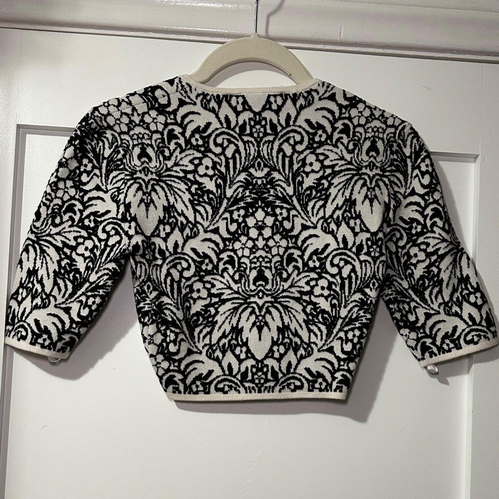 BCBGMaxAzria Black and White Floral Patterned Knit Crop Top - Picture 5 of 6